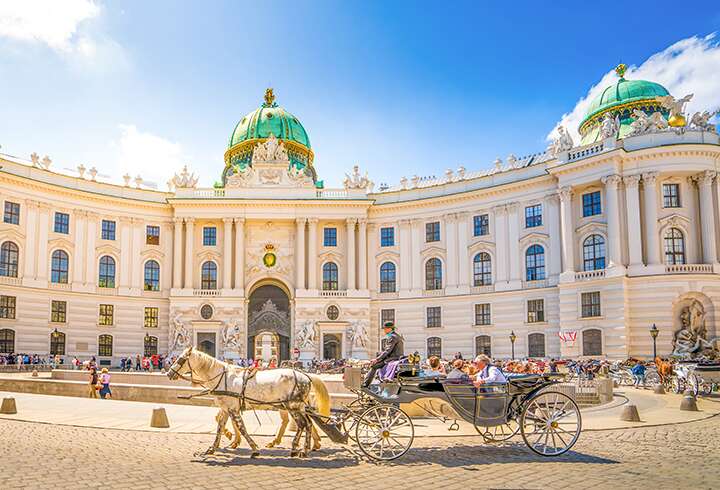 Wienin Hofburgin palatsi. 