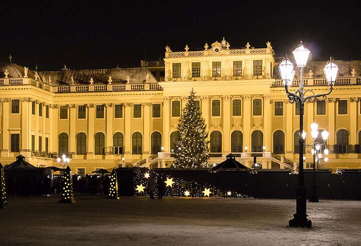 Schönbrunnin linna illalla. 