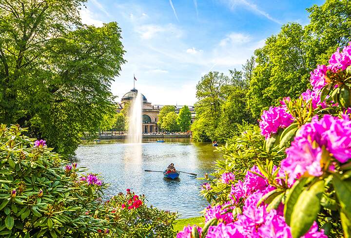 Wiesbadenin kaupunki ja suihkulähde kukkineen. 