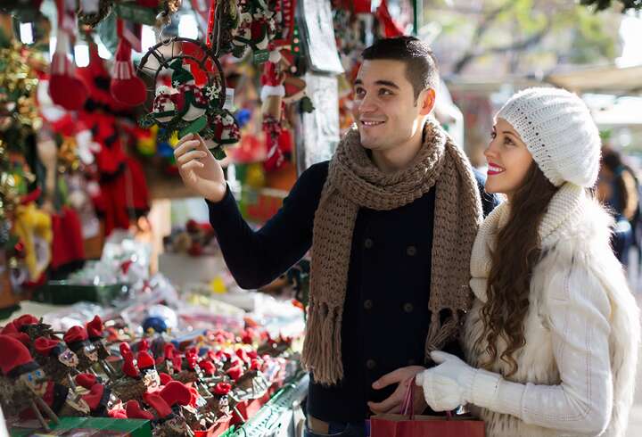 Bratislavan kävelykierroksella pariskunta. 