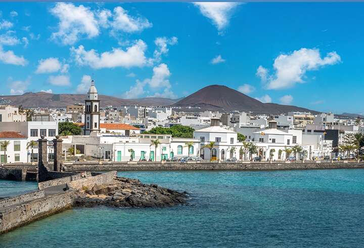 Lanzaroten kaupunki mereltä kuvattuna. 