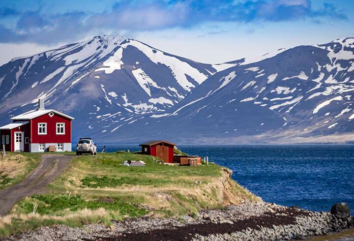 Akureyrin lumiset vuoristot. 
