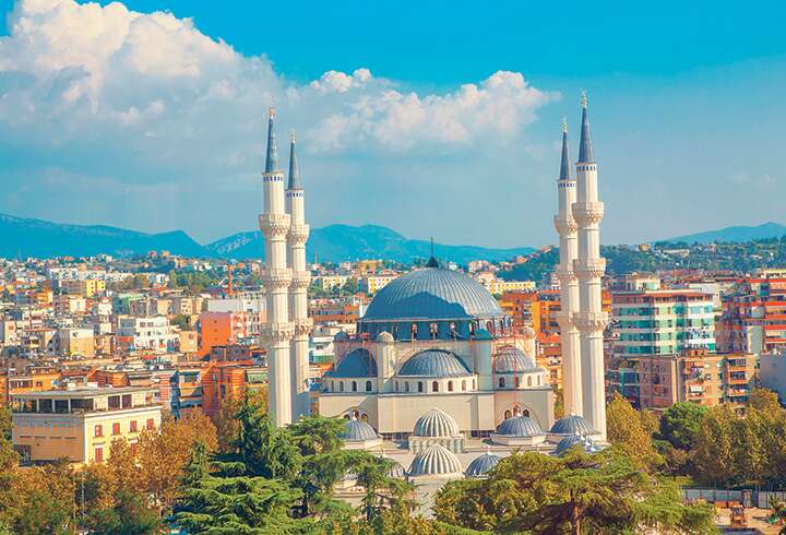 Tiranan kaupunkipanorama ja moskeija