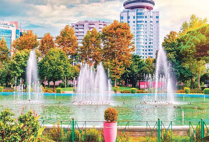 puisto ja suihkulähde Tiranassa