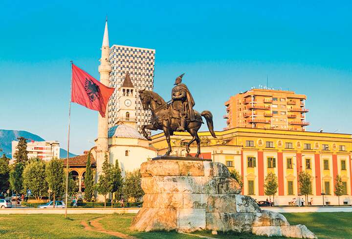 Skanderbegin aukio Tiranassa