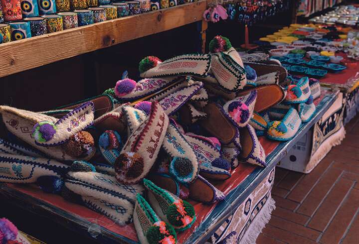 albanialaisia käsitöitä basaarissa