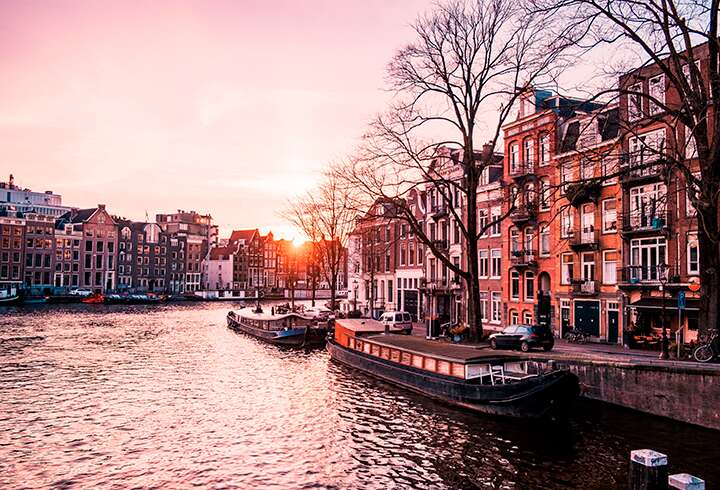 Amsterdamin kanaali. 