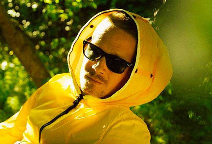 Aste esiintymässä Viking Gracella. 