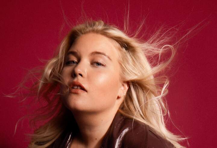 Bee esiintymässä Victorialla.