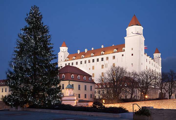 Bratislavan linna talviaikaan. 