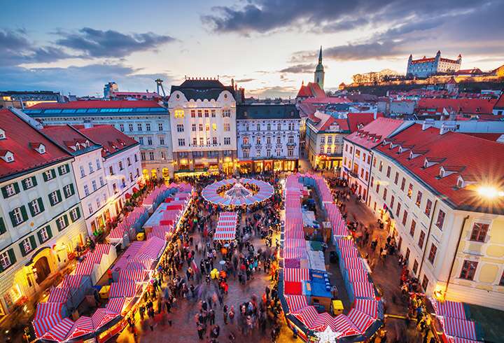 Wienin raatihuoneen joulutori ilmasta kuvattuna. 