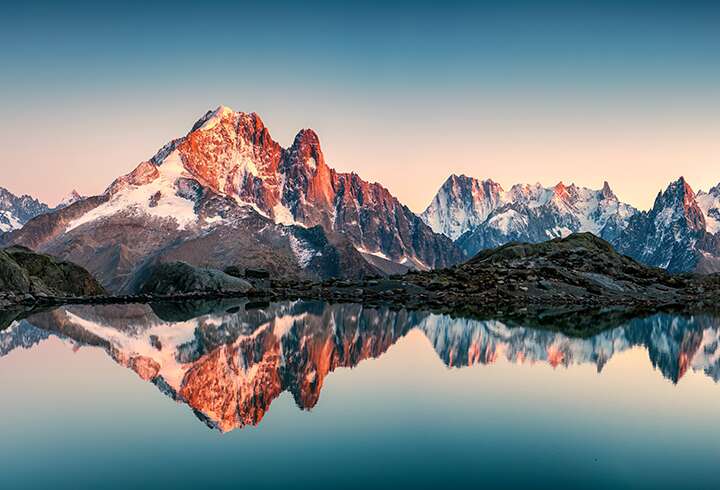 Chamonixin upeat lumiset huiput. 