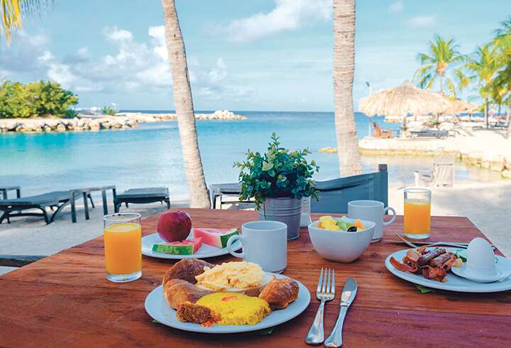 aamiainen rannalla Curacaolla
