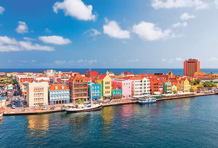 värikkäitä taloja Willemstadissa