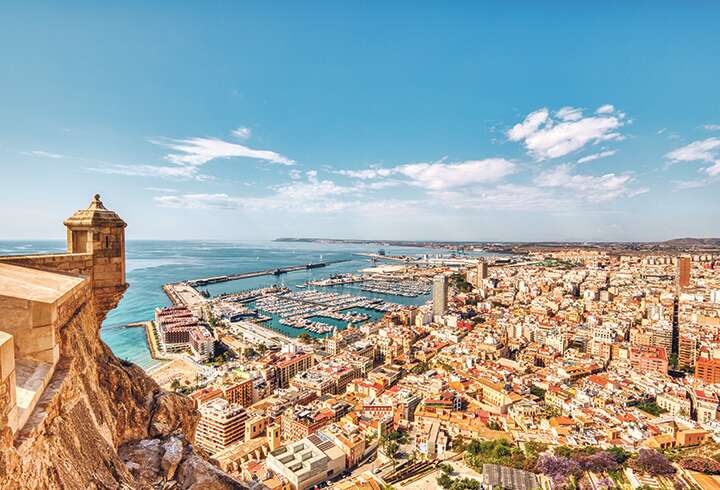 Näköala Alicanteen Santa Barbaran linnakkeelta