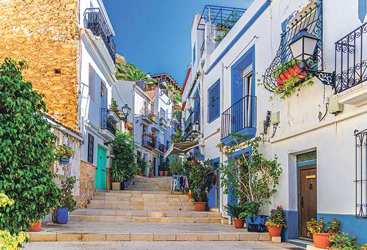 Valkoisia taloja Alicanten vanhassakaupungissa