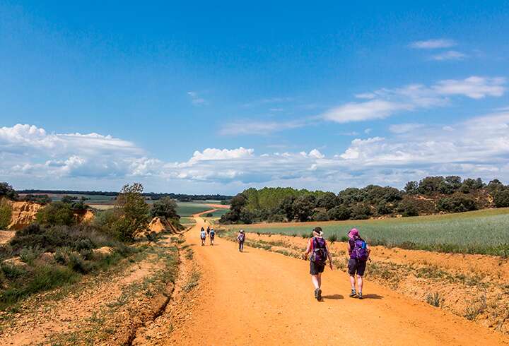 Vaeltajia Camino de Santiagon varrella
