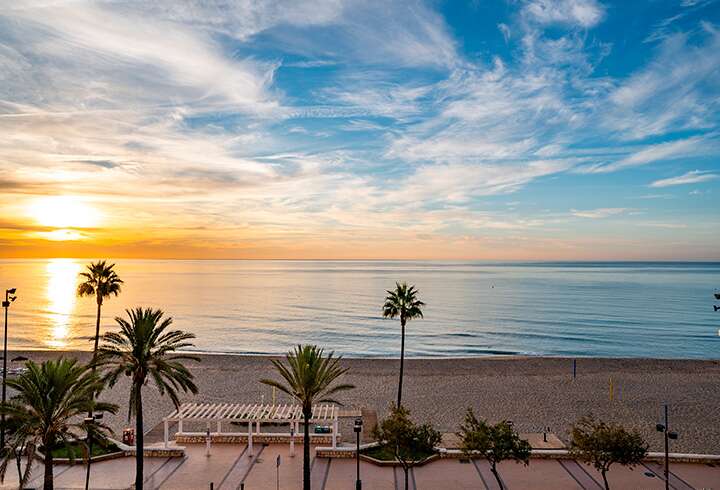 Ranta Fuengirolassa auringonlaskussa