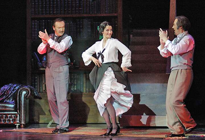 Tallinnan oopperatalossa esiintymässä My Fair Lady.