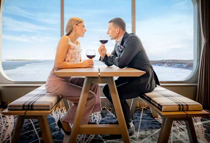 Pariskunta juomassa viiniä Finnlinesin laivalla. 