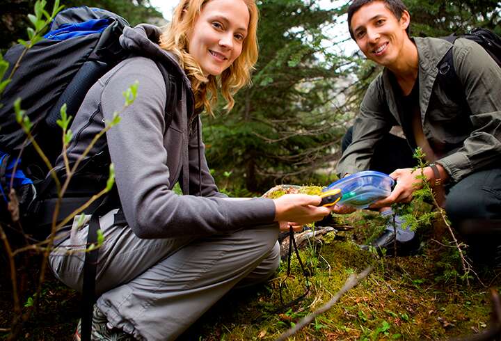 Pari geokätköilemässä. 