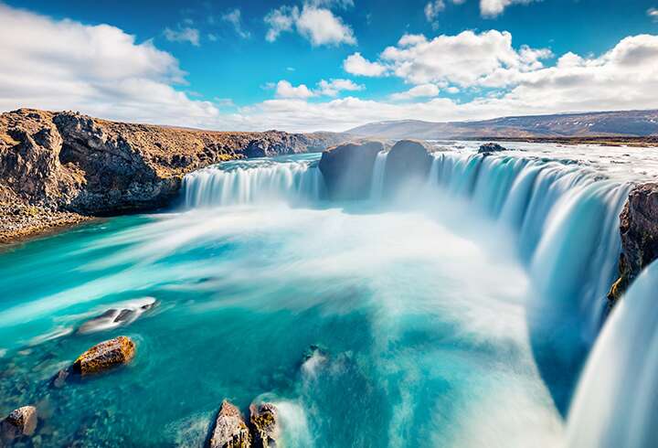 Islannin Akureyrissa sijaitsevat vesiputoukset. 