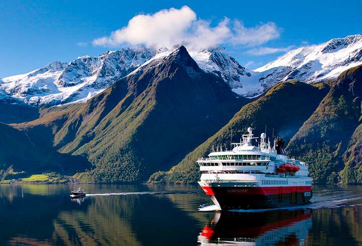 Risteilijä Norjan vuonoilla. 