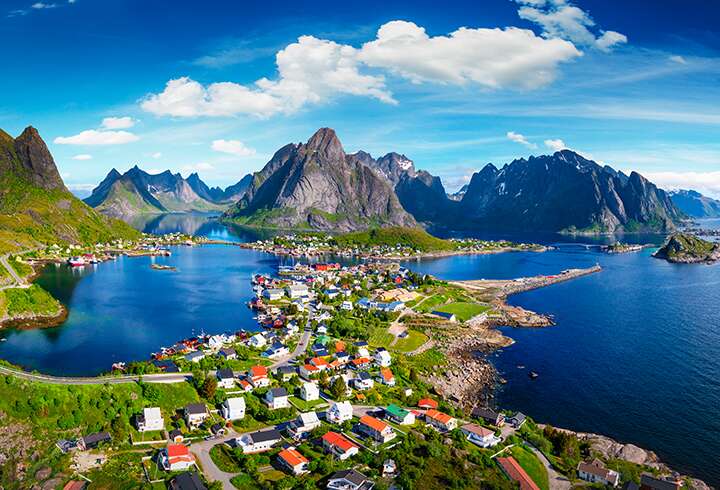 Norjan vuonot ja kylä. 