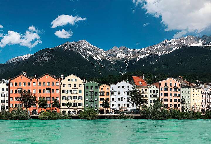 Innsbruck Itävallassa aurinkoisena päivänä. 