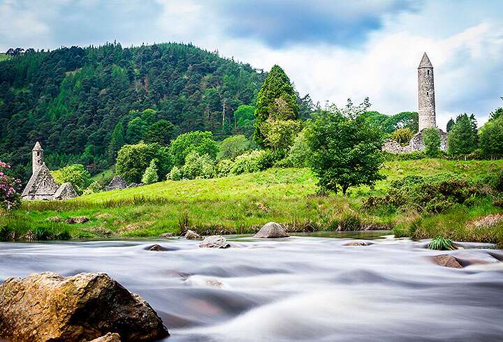 Glendaloughin laakso kiertomatkan kohteena. 