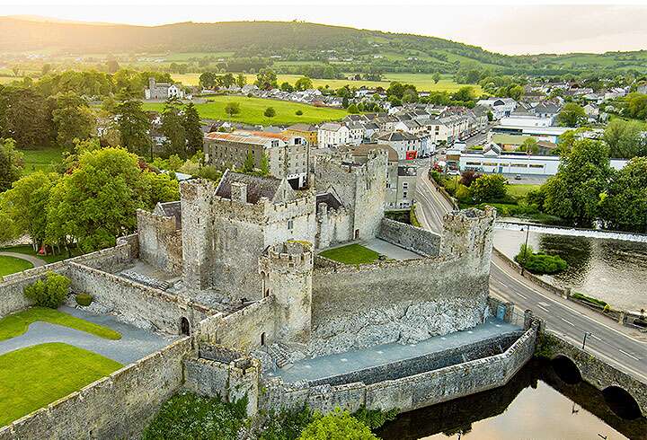 Cahirin linna on kiertomatkamme yksi kohteista. 