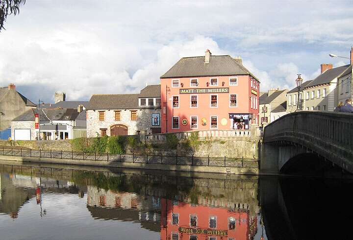 Kilkennyn kaupungin rakennuksia ja silta. 