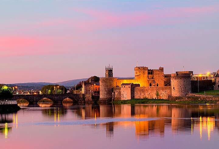 Limerickin linna auringonlaskussa. 