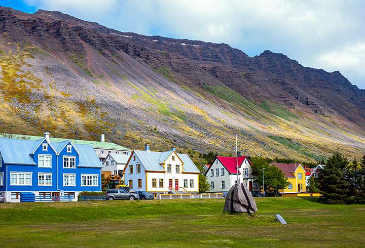 Isafjordur kaupunkiin risteillään Islannin matkalla. 