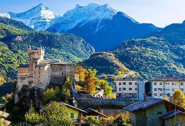 Aostan kaupunki Italiassa on täynnä linnoituksia Alppien ympäröimässä laaksossa.