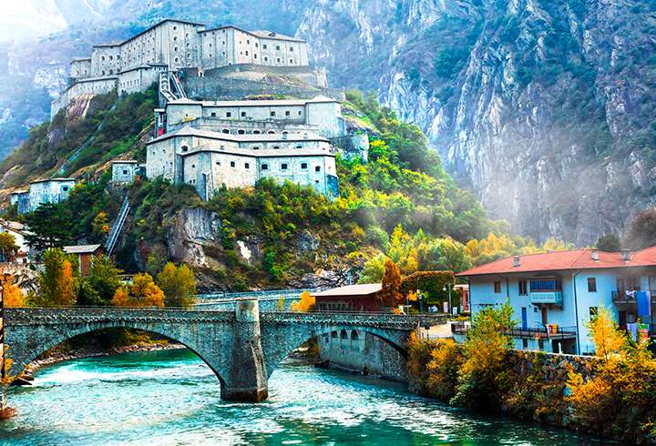 Aostan kaupunki sijaitsee Alppien ympäröimässä laaksossa, jossa on paljon upeita linnoja.