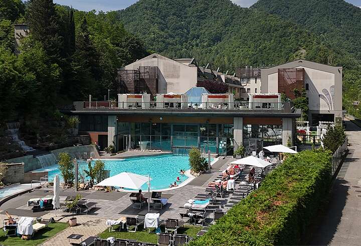 Hotelli Ròseo Euroterme Wellness Resortilla voit nauttia uima-altaasta.