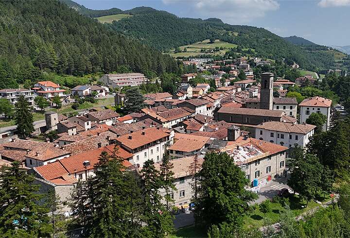 Bagno di Romagnan kylä ilmasta kuvattuna. 