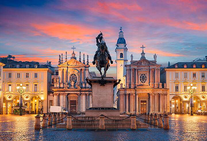 Torinon historiallinen keskusta ilta asussa. 