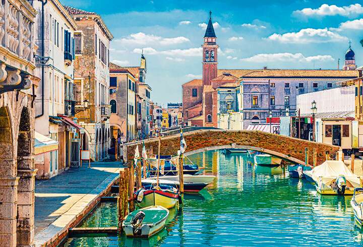 Rakennuksia, kanaali ja silta Chioggiassa