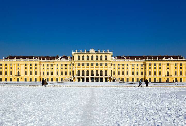 Schönbrunnin palatsi Wienissä talvella