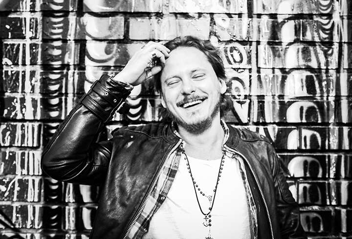 Jonne Aaron esiintymässä Viking Gracella. 