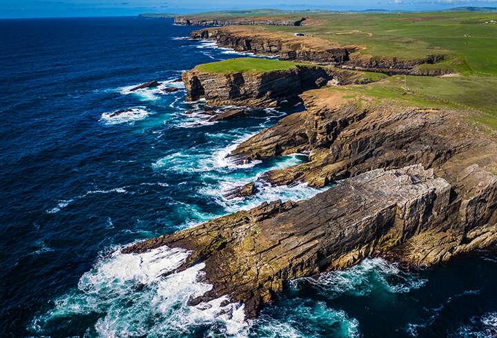 Kirkwall kaupungin rannikko.