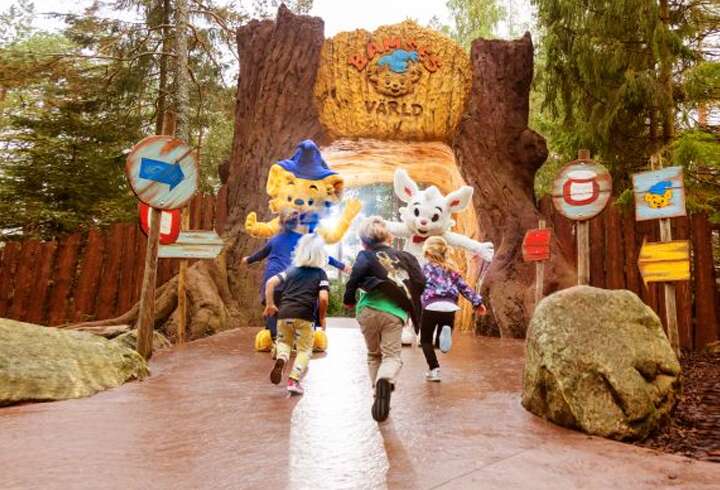 Lapset juoksevat kohti Bamse väkeä. 