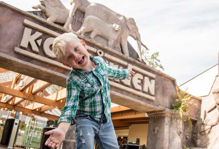 Kolmården poika iloitsee.