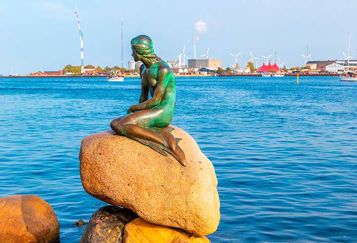 Kööpenhaminan tunnettu patsas auringossa. 