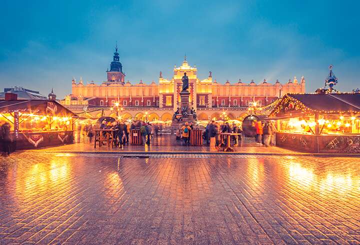 Krakovan joulutori valaistuna. 