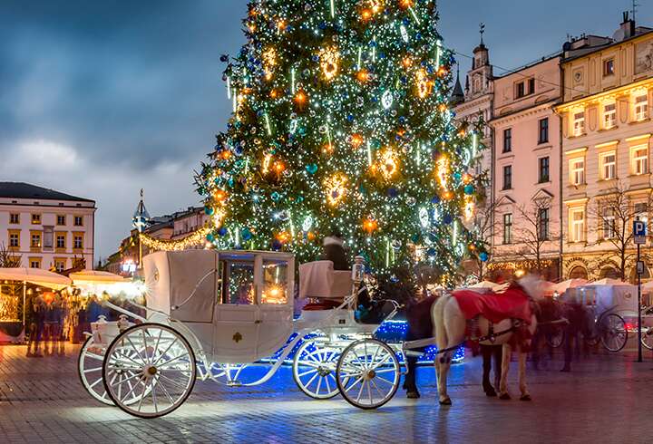 Krakovan joulutorilla sijaitseva valaistu joulukuusi. 