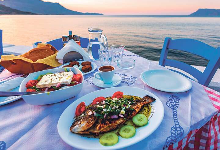 kreikkalaista ruokaa rantaravintolassa