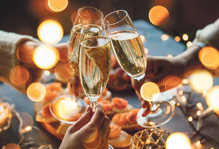 Kuohuviinilaseja illallisella